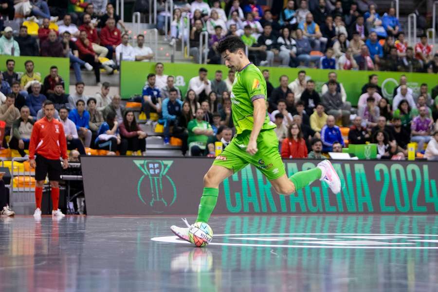Gordillo golpea el balón.