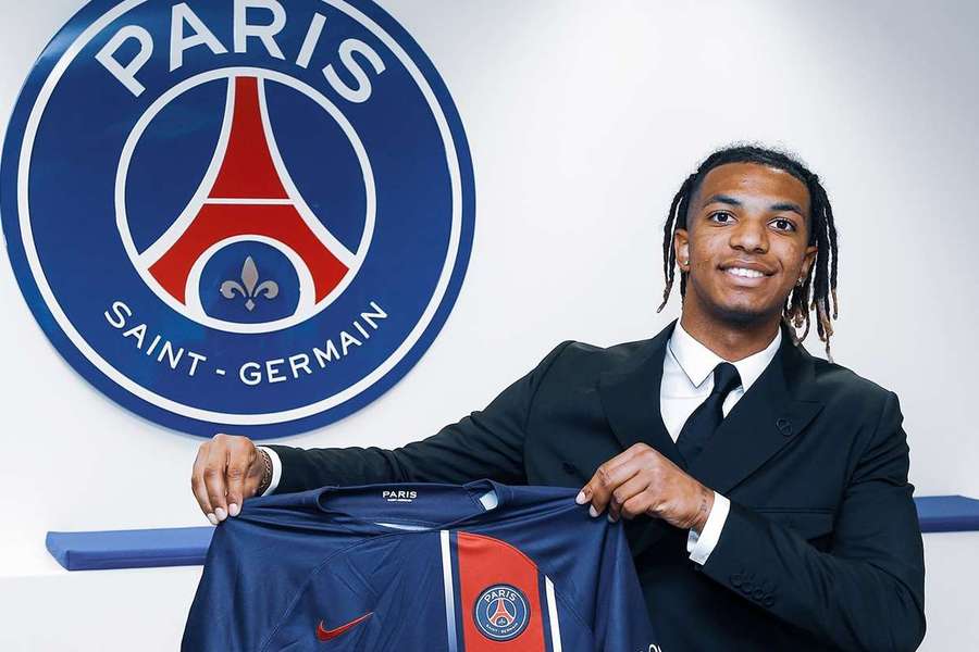 Le néo-parisien a posé avec son nouveau maillot.