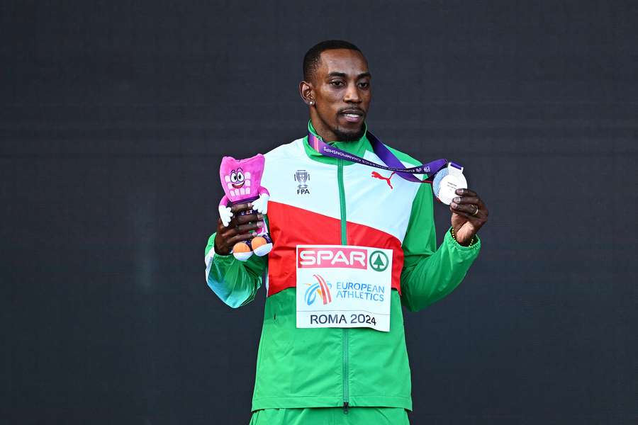 Pichardo recebeu a medalha de prata do triplo salto no exterior do Estádio Olímpico