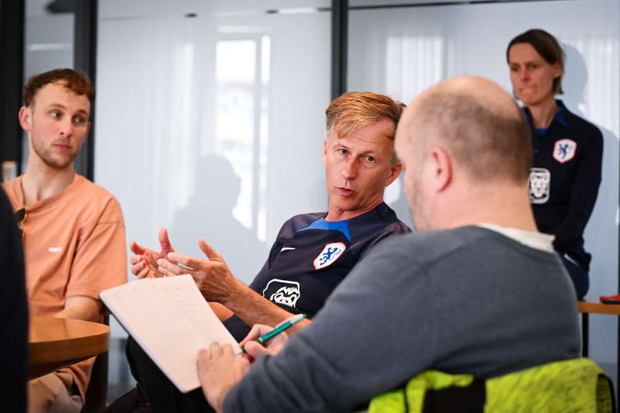 Bondscoach Andries Jonker tijdens de persconferentie