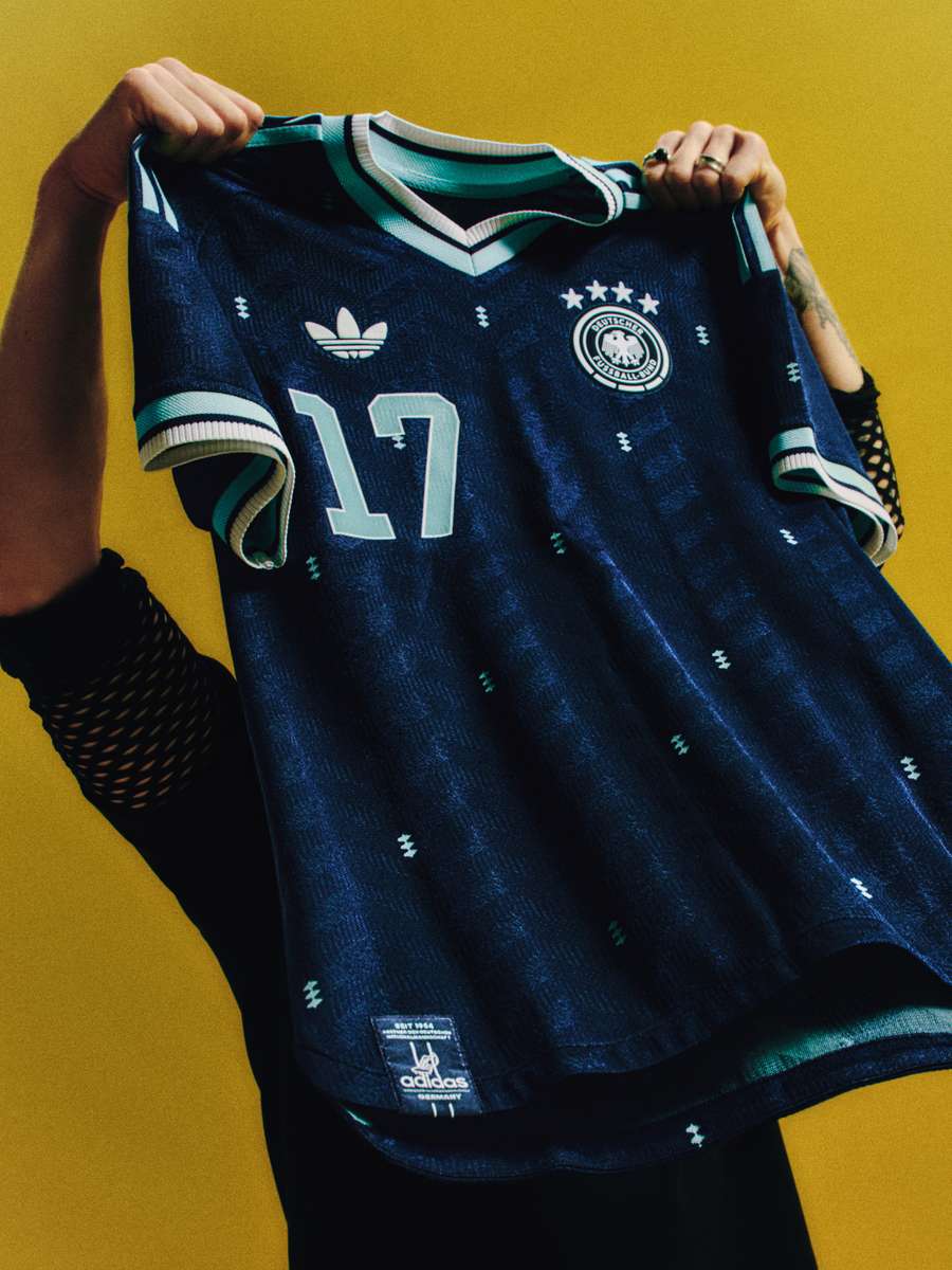 German shirt 2 is blue, like that of the former East Germany