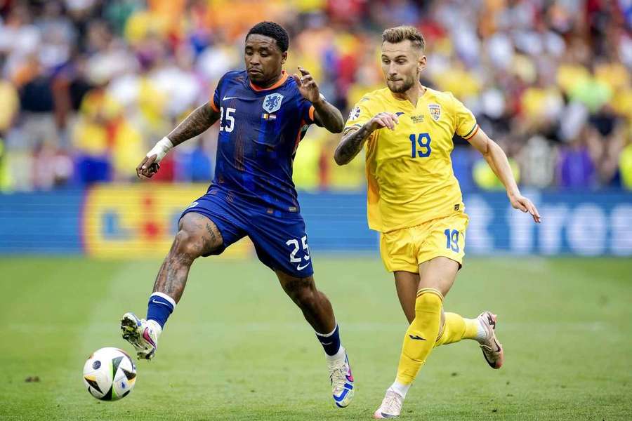 Steven Bergwijn, în duel cu Denis Drăguș, în partida dintre Olanda și România din optimile Euro 2024