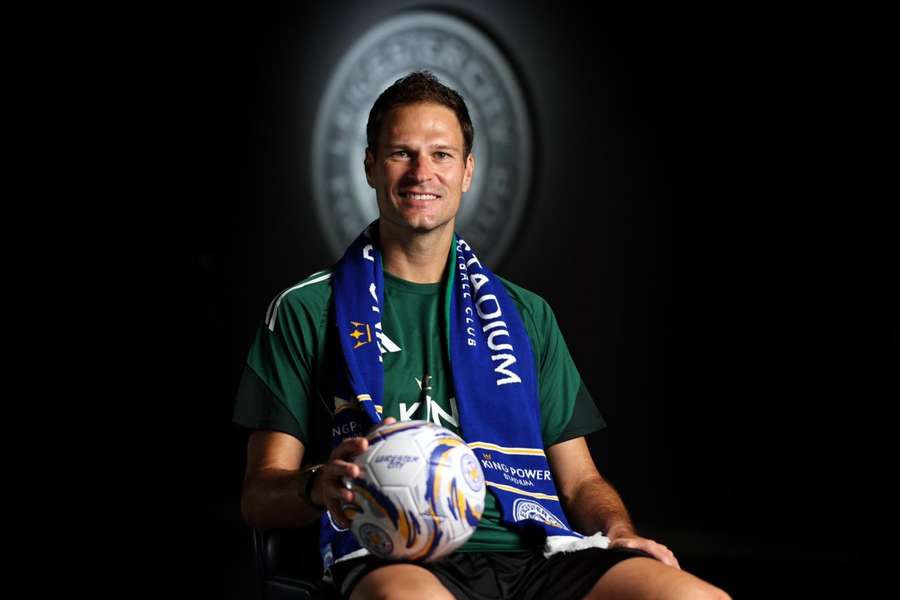 Asmir Begovic assinou por uma época com os Foxes