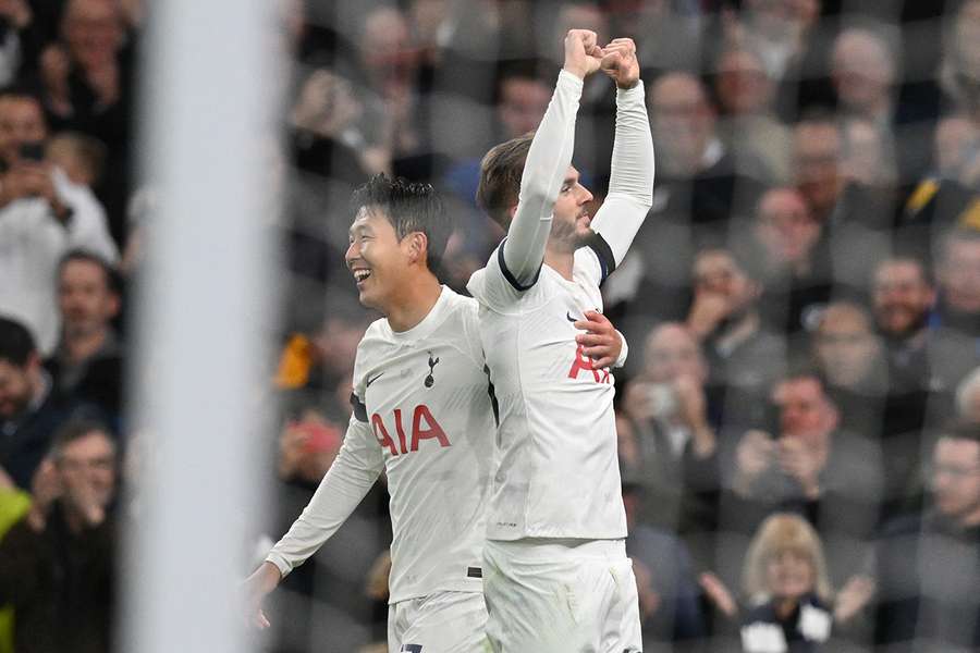 Tottenham bat Fulham et prend la tête de la Premier League