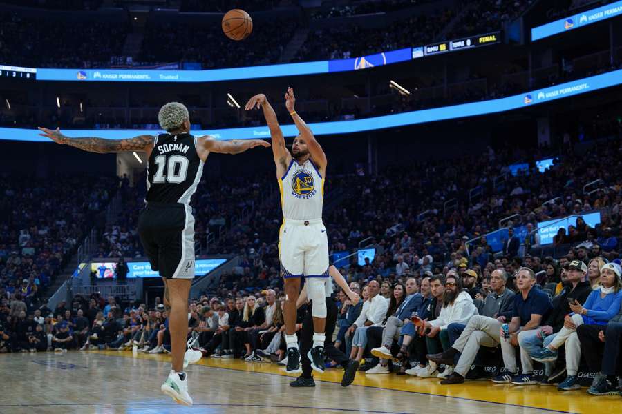 Jeremy Sochan i Stephen Curry podczas meczu Spurs – Warriors