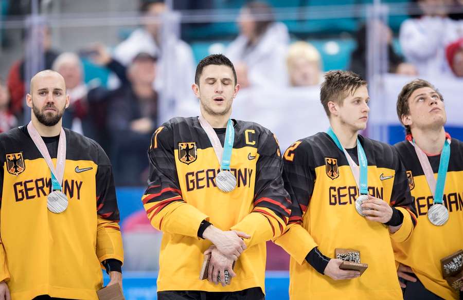 Kahun (Zweiter von r.) mit der Silber-Medaille in Pyeongchang