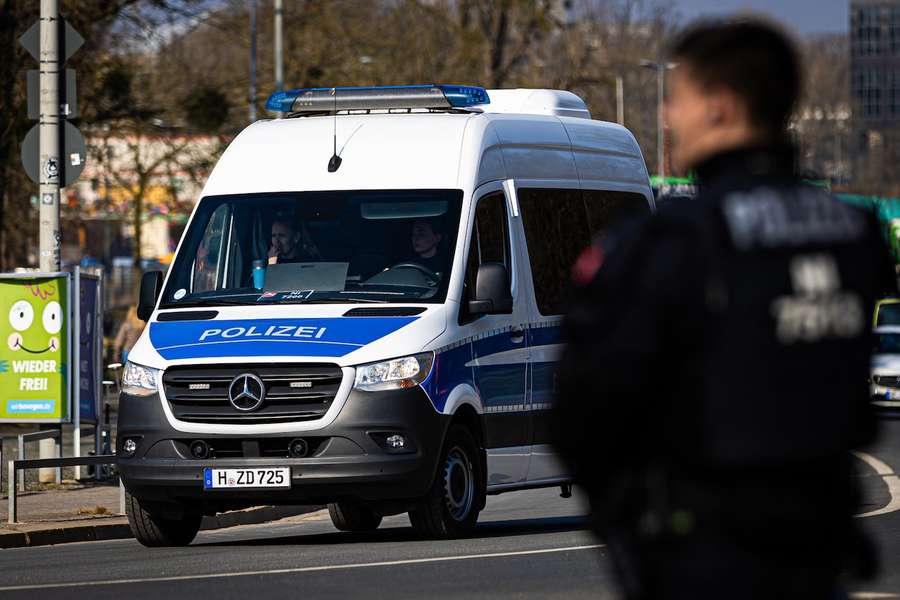 Die Polizei hat eine Razzia bei Verdächtigen nach Randalen am Rande eines Drittligaspiels vorgenommen.