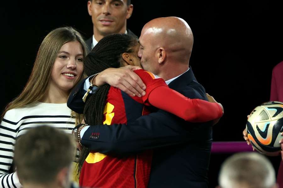 Der ehemalige spanische Fußball-Verbandspräsident Luis Rubiales bleibt nach dem Kuss-Skandal für drei Jahre durch die FIFA gesperrt.
