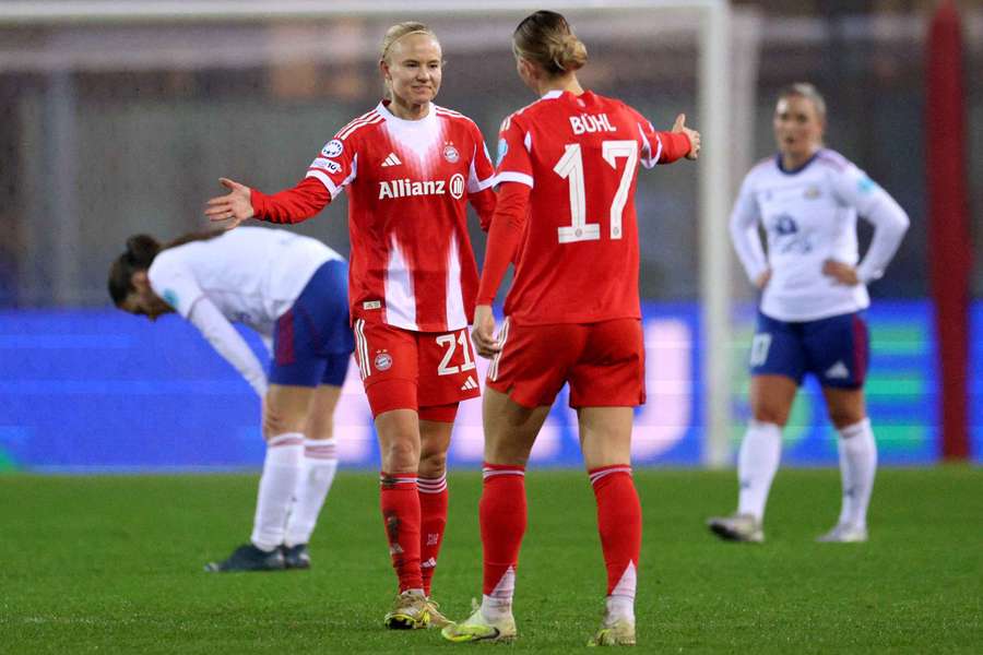 Pernille Harder (l.) und Klara Bühl klatschen nach dem Bayern-Sieg über Valerenga ab. Pernille Harder (l.) und Klara Bühl klatschen nach dem Bayern-Sieg über Valerenga ab.