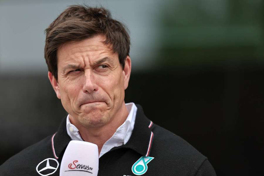 O chefe de equipa da Mercedes, Toto Wolff, voltou a agitar o pote sobre o futuro de Max Verstappen