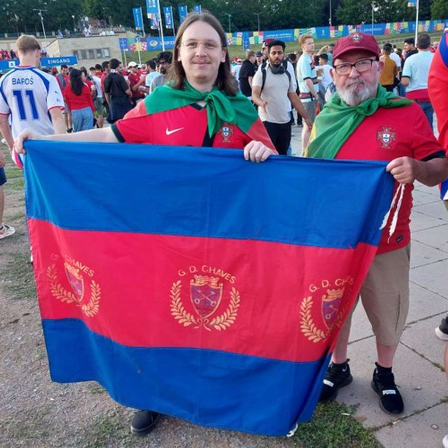 António Nogueira e o filho, Baptiste, com uma bandeira do GD Chaves