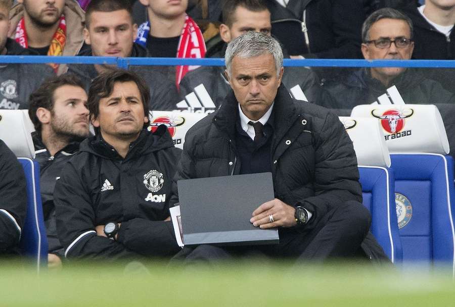 Laptop-Trainer José Mourinho bei der Arbeit