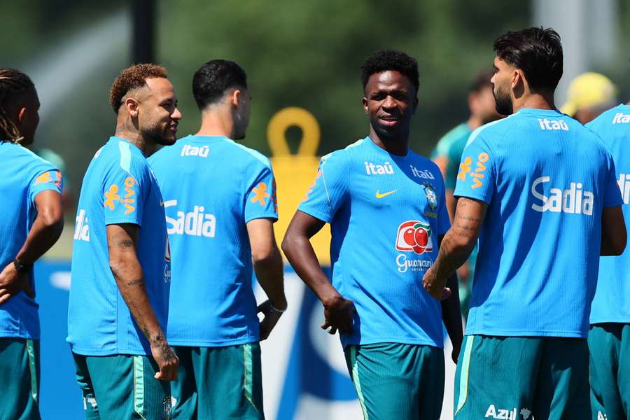 Lucas Paquetá conversa com Neymar durante treino da Seleção Lucas Paquetá conversa com Neymar durante treino da Seleção