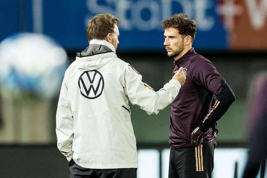 Leon Goretzka com Julian Nagelsmann.