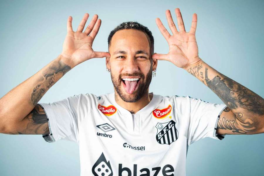 Brazilec Neymar je zpátky v FC Santos, dobrá nálada mu nechybí.