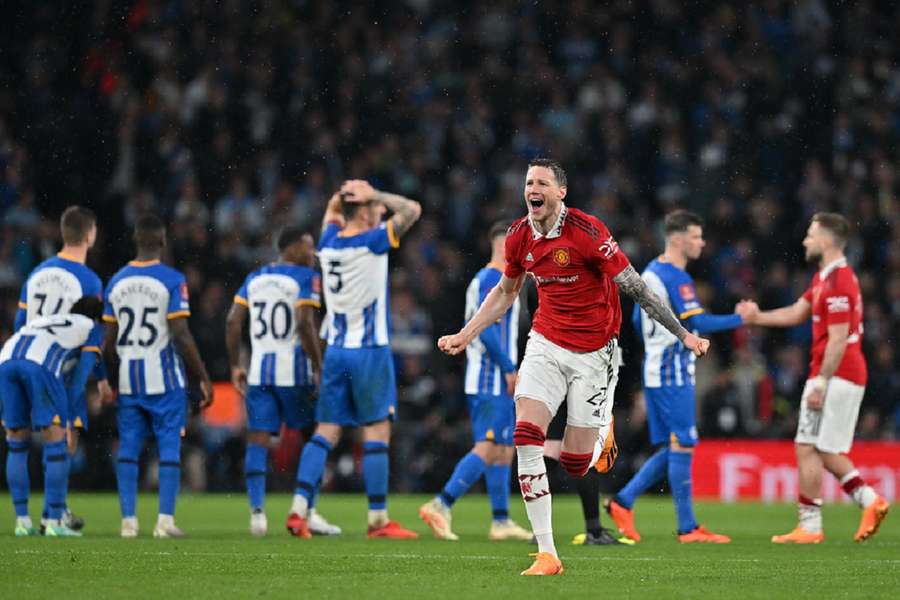 Wout Weghorst viert de winnende strafschop van Victor Lindelöf