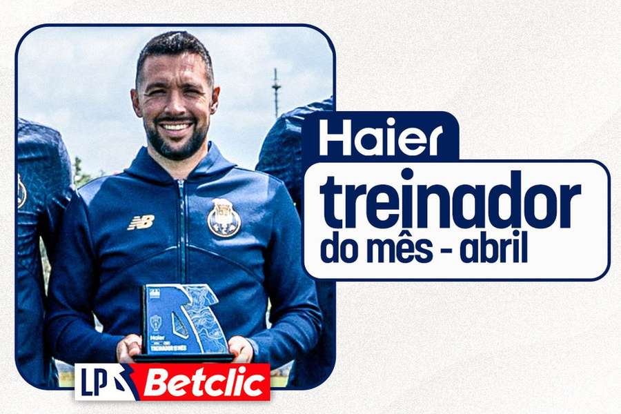 Francesco Farioli com o prémio de treinador do mês de abril