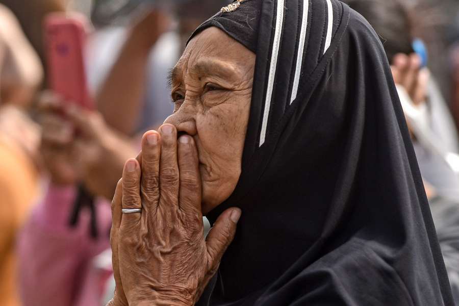 Mulher de luto ao redor do estádio Kanjuruhan em Malang, East Java, onde centenas de torcedores morreram no fim de semana