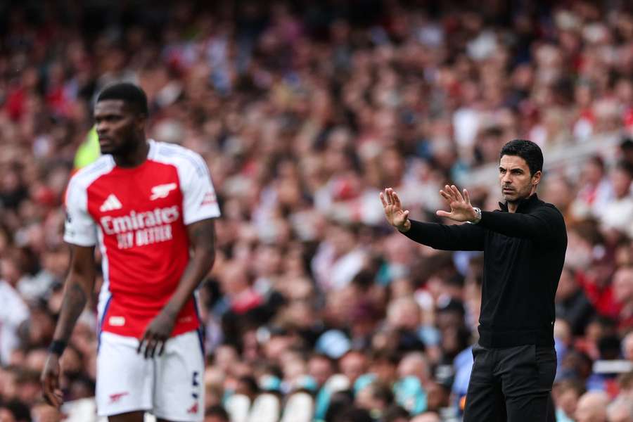 El técnico español del Arsenal, Mikel Arteta, reacciona y gesticula 