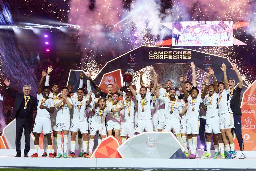 Los jugadores del Real Madrid levantan la Supercopa de España 2024
