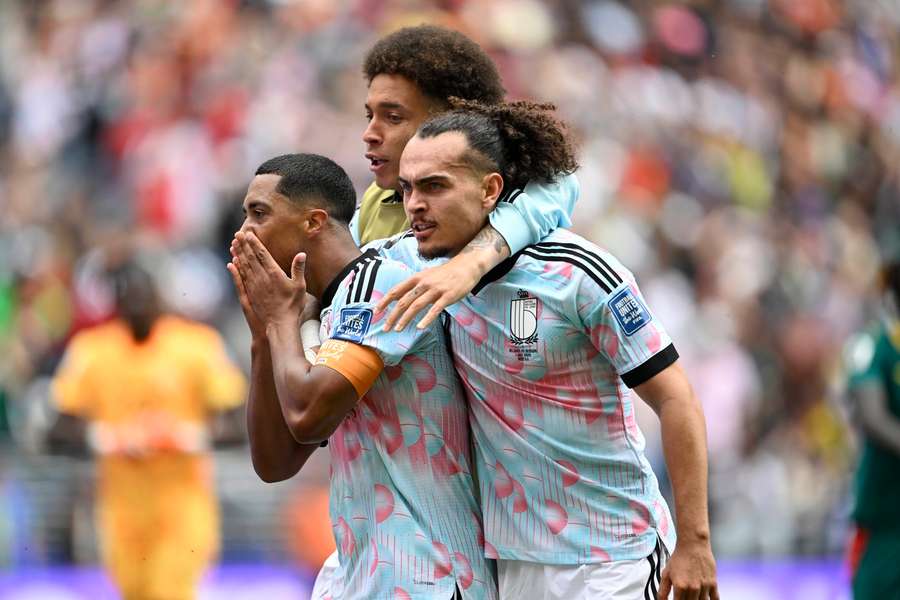Youri Tielemans , felicitat de coechipierii belgieni Youri Tielemans , felicitat de coechipierii belgieni