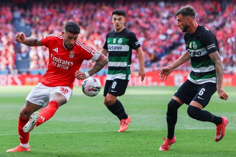 Otamendi controla a bola perante a aproximação de Debast