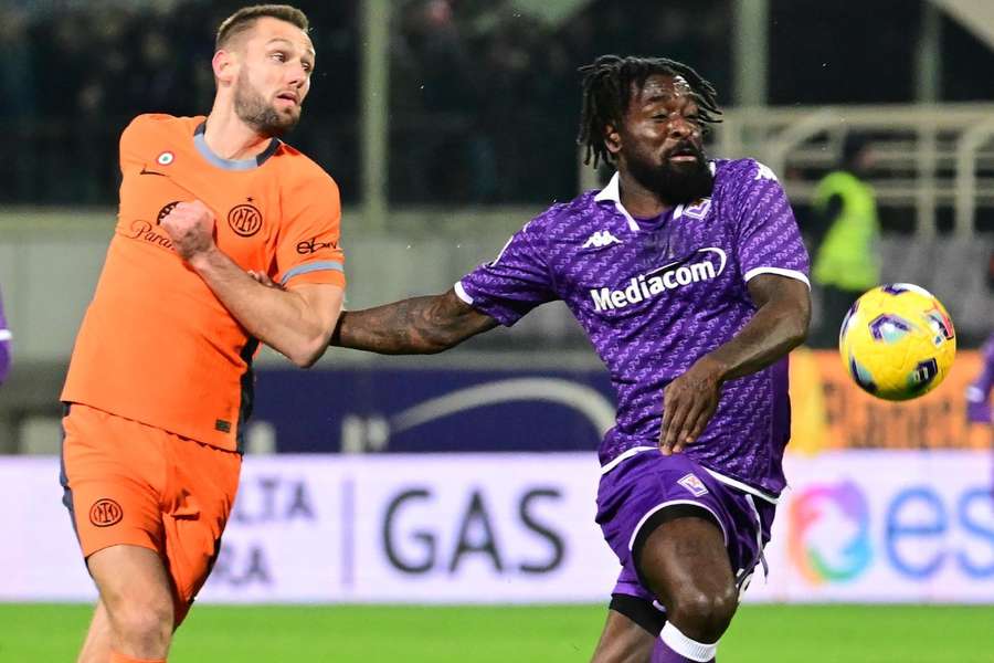 De Vrij in duel met een speler van Fiorentina