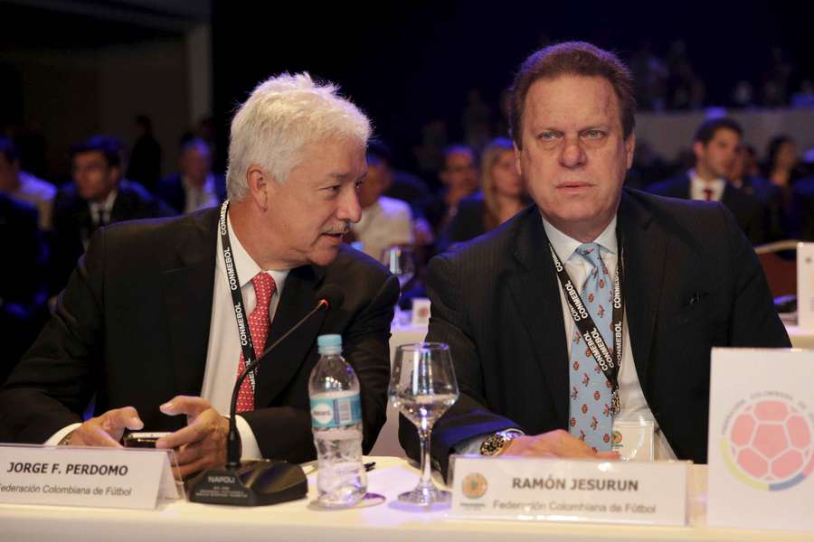 El presidente de la Dimayor, Jorge Perdomo (izquierda), con el presidente de la Federación Colombiana de Fútbol, Ramón Jesurún.