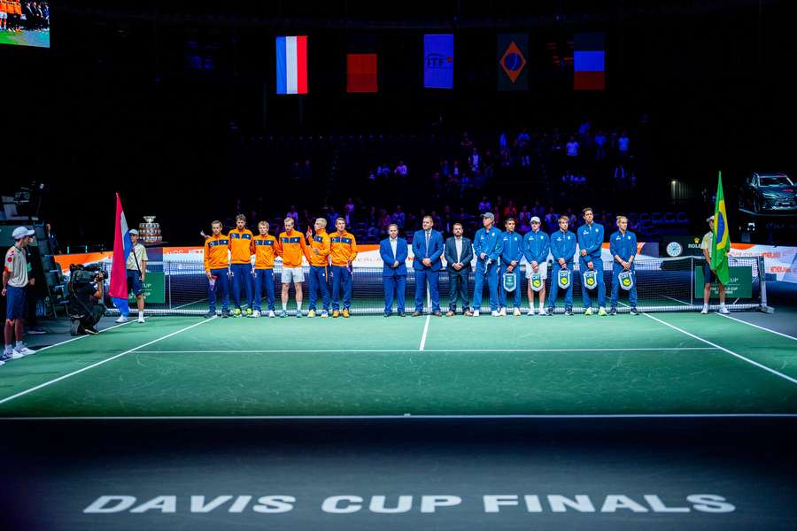 Brasil e Holanda antes do duelo em Bolonha pelo Grupo A