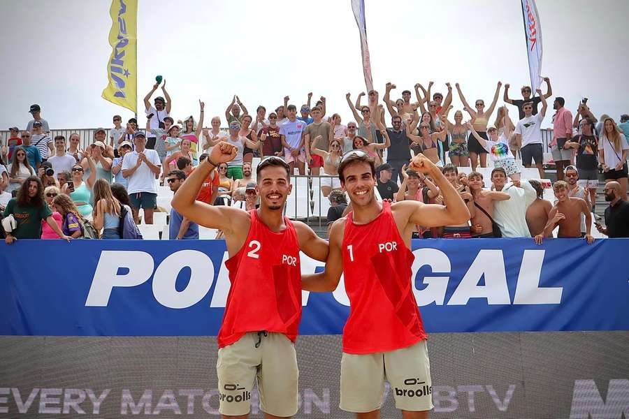 A dupla Pedrosa/Campos, campeã nacional em título, segue em frente nas areias da praia da Baía e disputa no sábado a ronda de 16