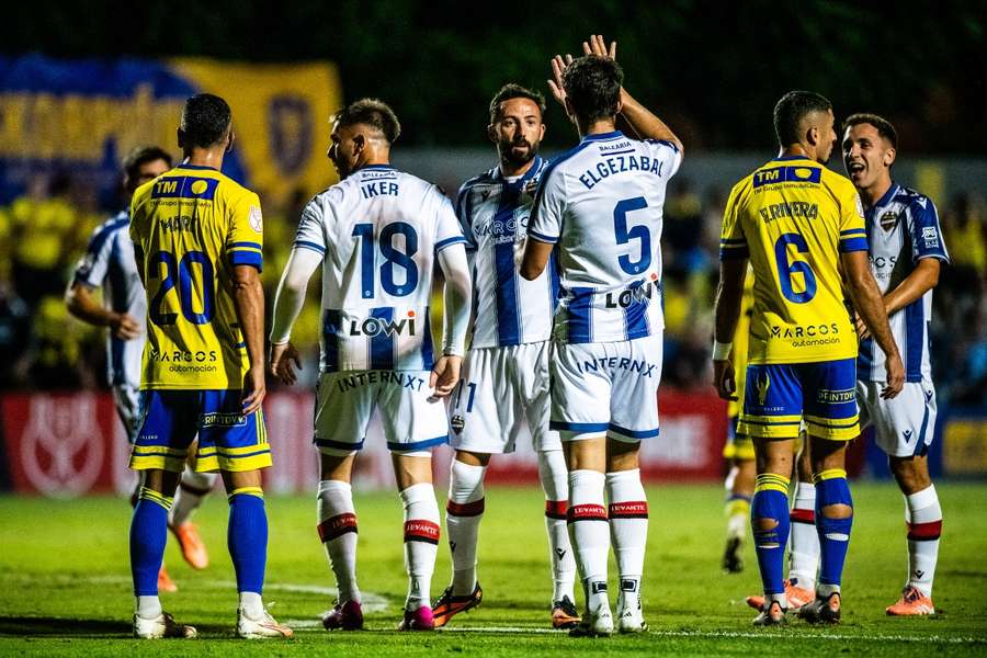 Elgezabal y Morales celebran un gol del Levante ante el Orihuela Elgezabal y Morales celebran un gol del Levante ante el Orihuela