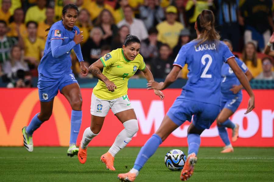 Debinha fez o gol de empate do Brasil