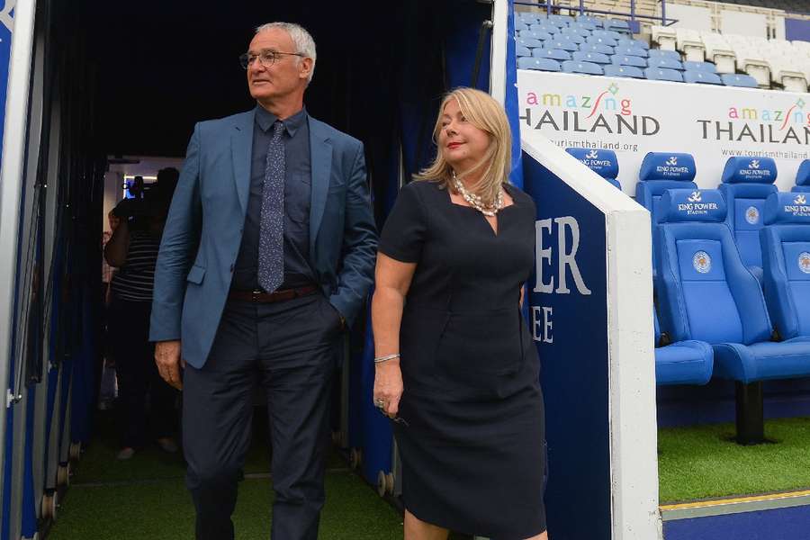 Susan Whelan ao lado de Cláudio Ranieri, ex-técnico do Leicester