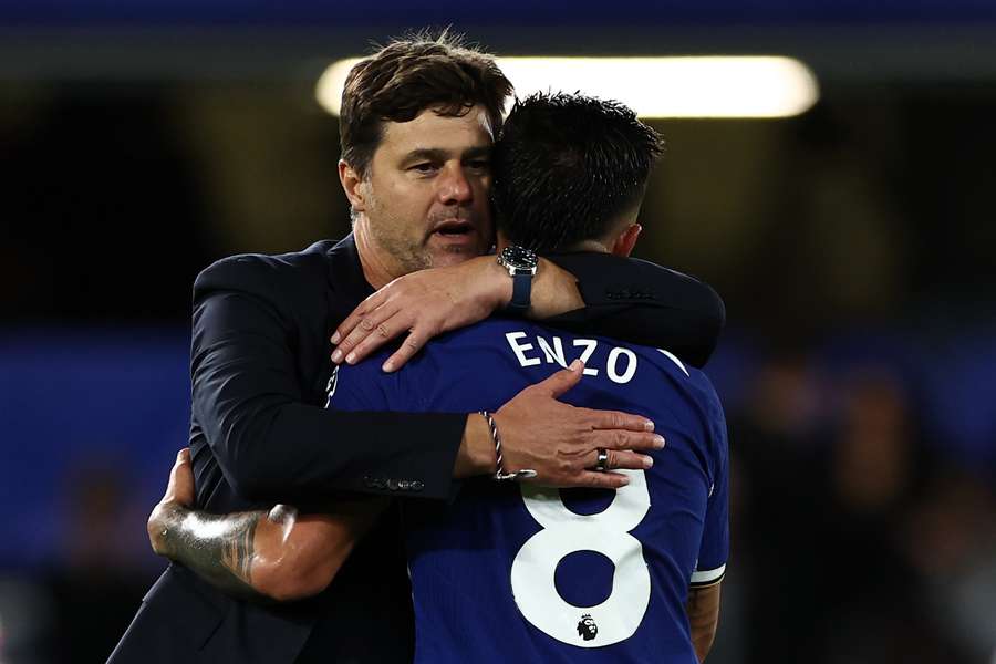 Chelsea head coach Mauricio Pochettino hugs midfielder Enzo Fernandez