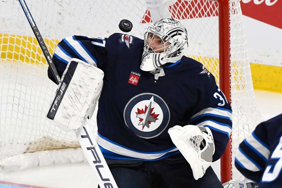 Connor Hellebuyck je oporou Winnipegu.