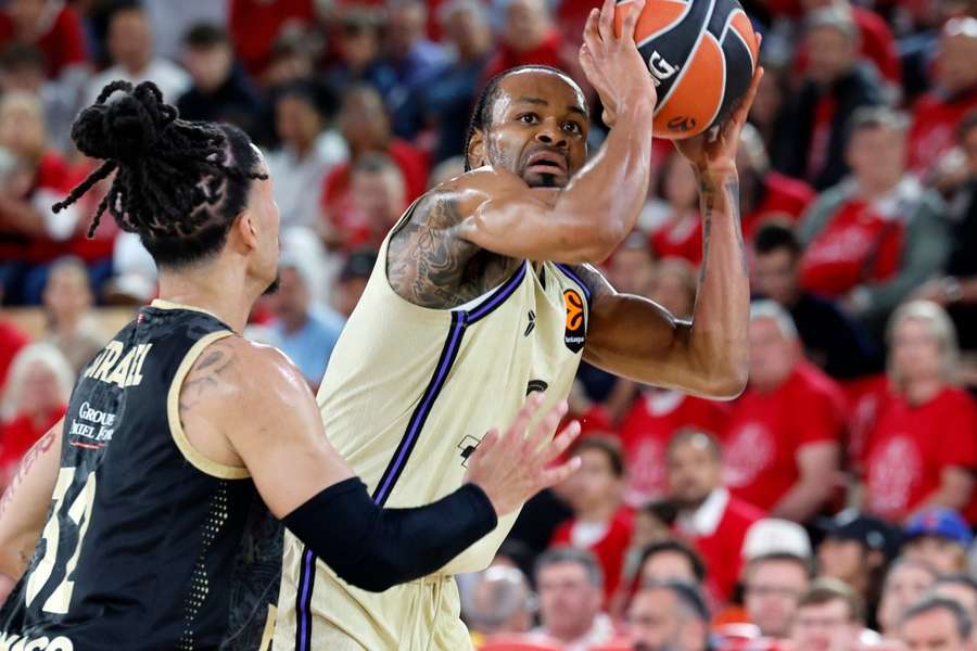 Kevin Punter, ante Matthew Strazel en el Mónaco-Barça