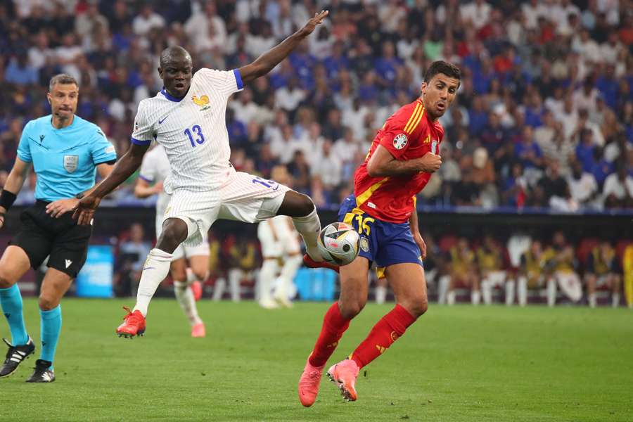 Kanté ante Rodri en el España-Francia de semifinales de la Eurocopa