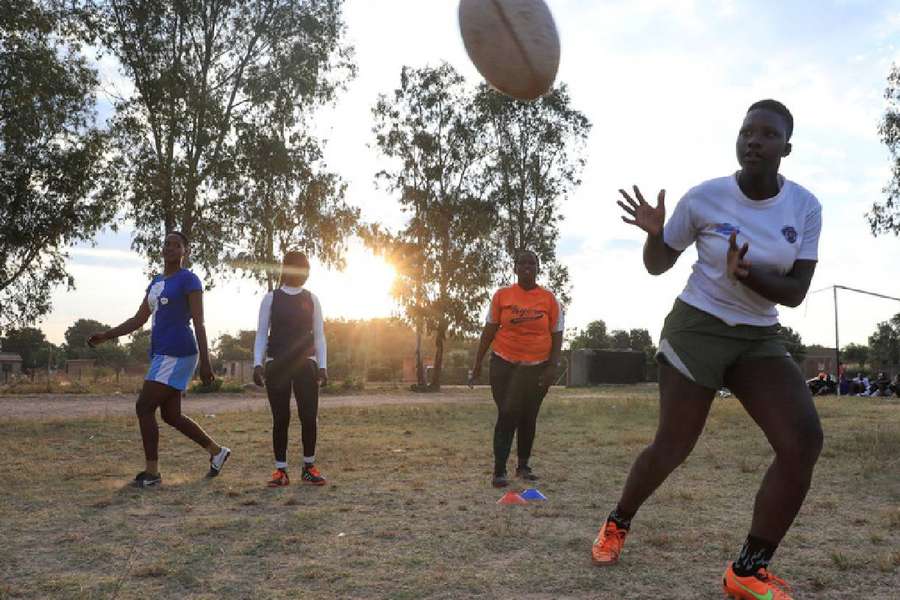 As sessões de treino incluem corrida, passes e scrummaging