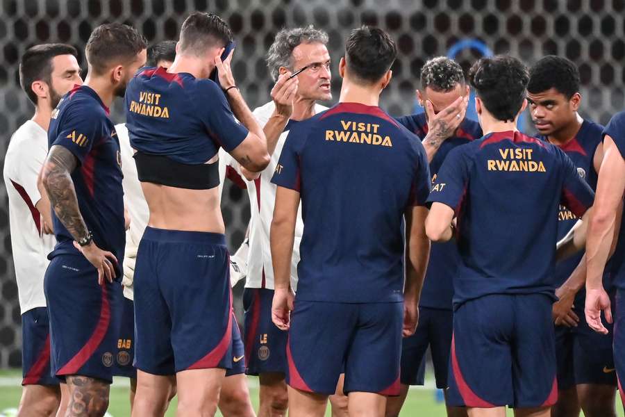 Luis Enrique dirige un allenamento del Psg