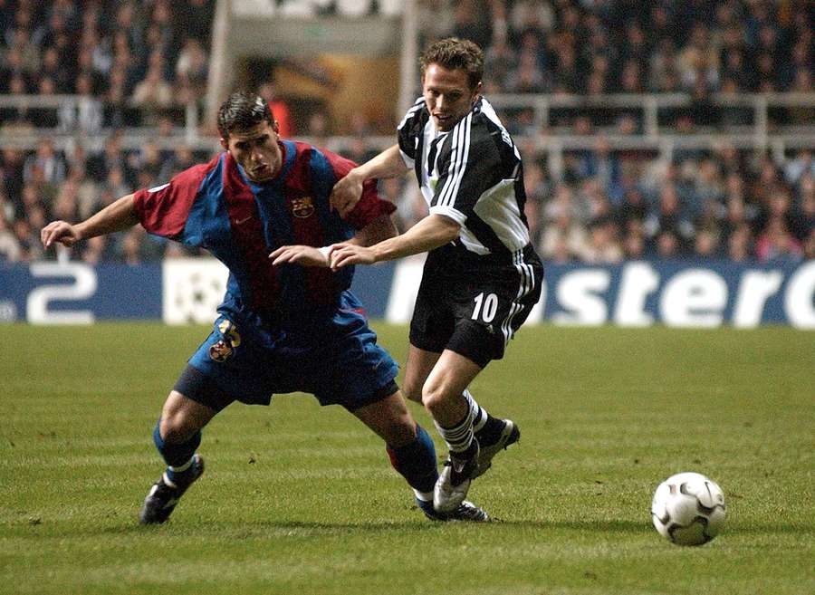 Craig Bellamy (Newcastle) à la lutte avec Fabio Rochemback (Barcelone) lors d’un match de Ligue des champions à St James’ Park, le 19 mars 2003.
