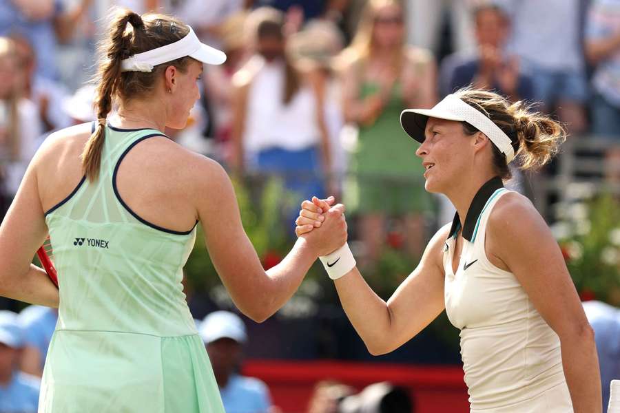 Rybakina (izquierda) estrecha la mano de Maria en Queen's