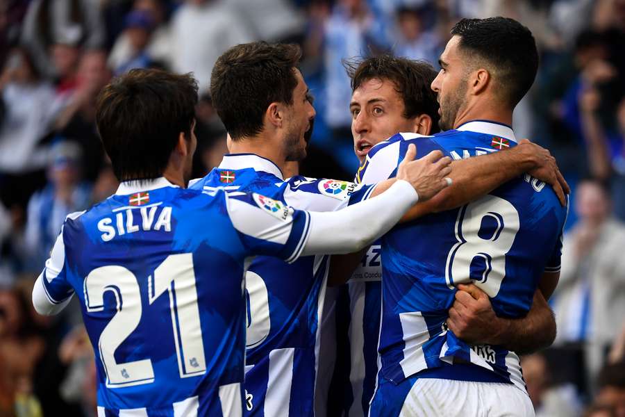 Les joueurs de la Real Sociedad célèbrent le but d'Oyarzabal.