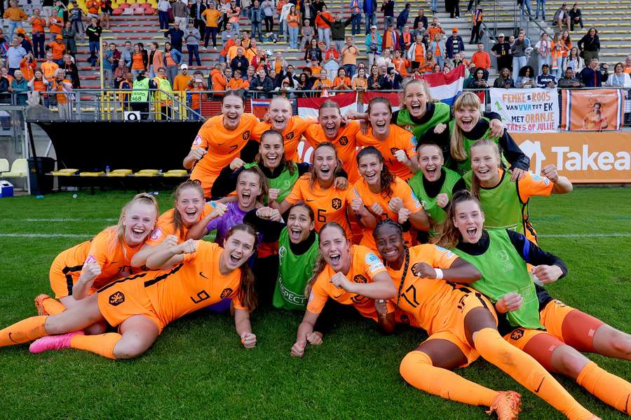 De Oranje Leeuwinnen O19 vieren de overwinning op Duitsland en de groepszege