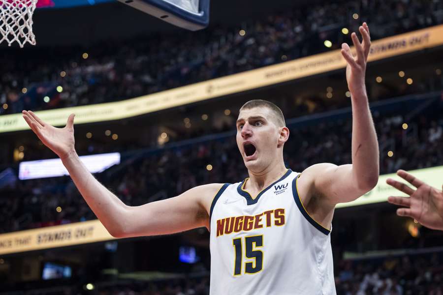 Center Nikola Jokic van Denver Nuggets is het tijdens de eerste helft niet eens met de arbitrage