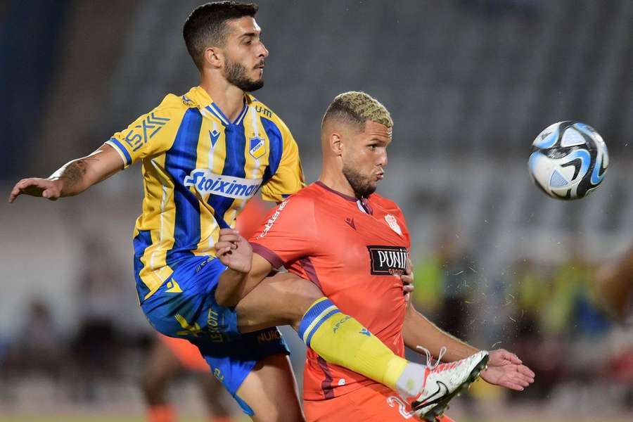 APOEL sobe à liderança provisória do campeonato cipriota