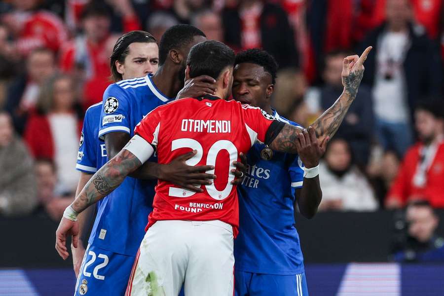 Otamendi com Vinícius Júnior