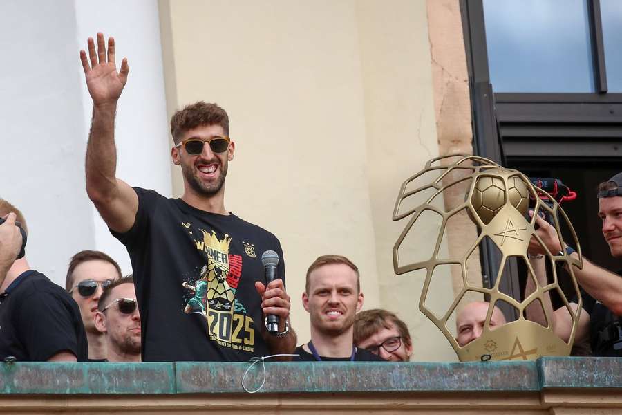 Serradilla feierte 2025 mit Magdeburg den Gewinn der Champions League