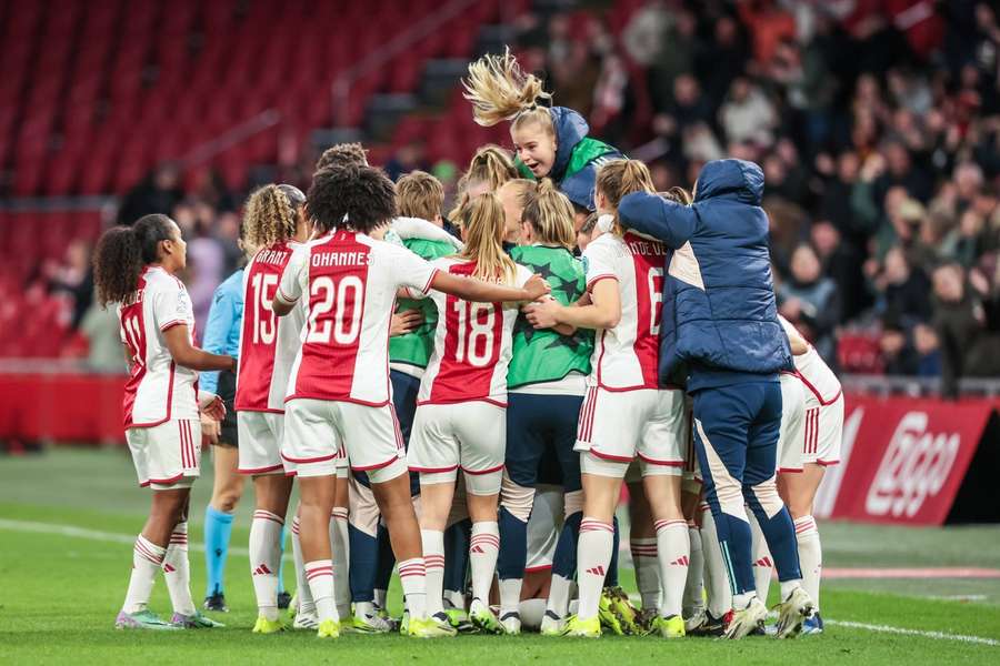 Ajax viert een feestje na afloop van de gewonnen thuiswedstrijd tegen AS Roma op 30 januari in de Johan Cruijff ArenA