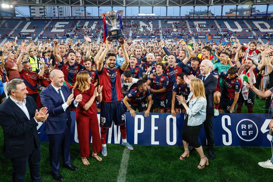 Vicente Iborra levanta el título de campeón de LaLiga Hypermotion