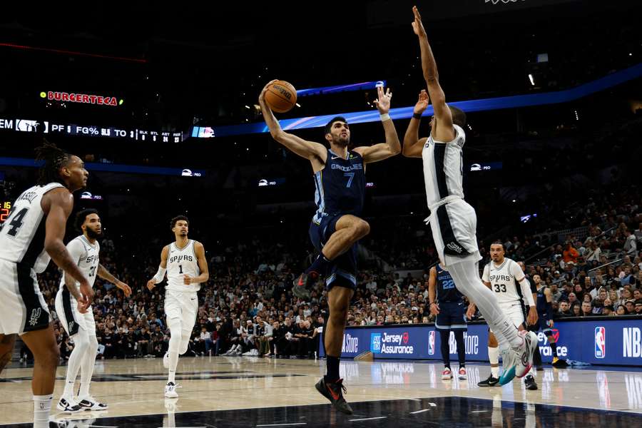 Santi Aldama, ante los Spurs
